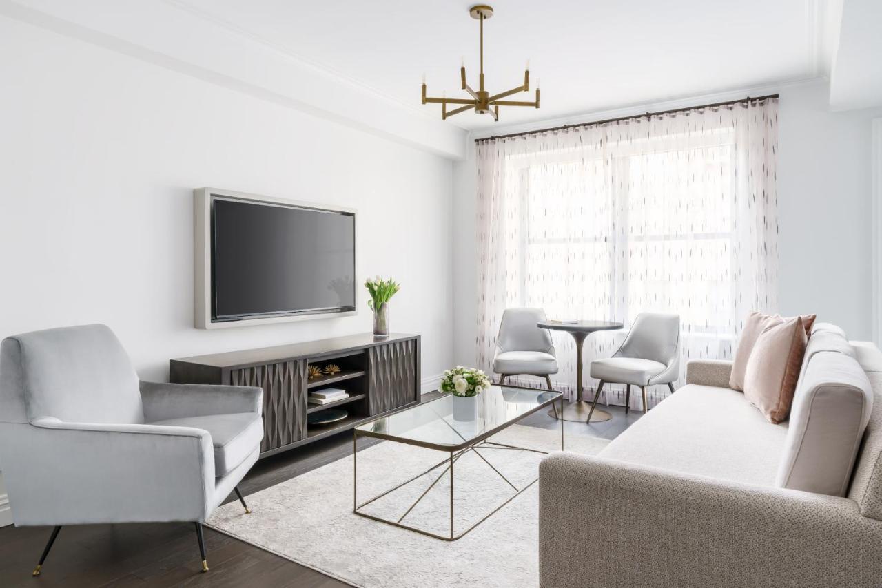 The Wallace Hotel New York Esterno foto A living room with a television